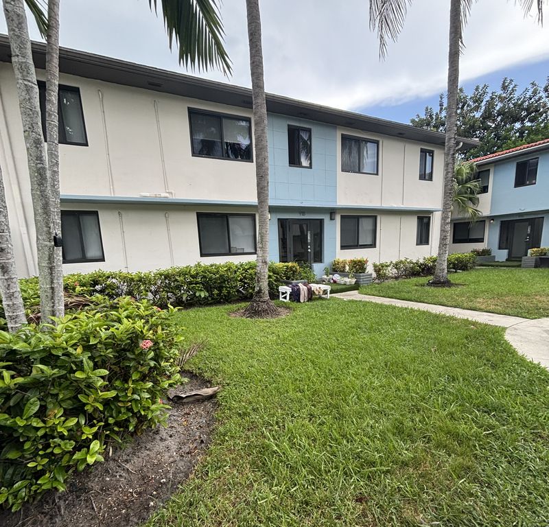 Courtyard and building view, 912–918 NE 15th Ave