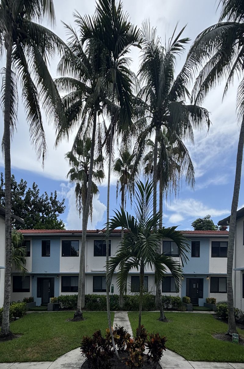 Palm-lined central courtyard at 912–918 NE 15th Ave, Fort Lauderdale