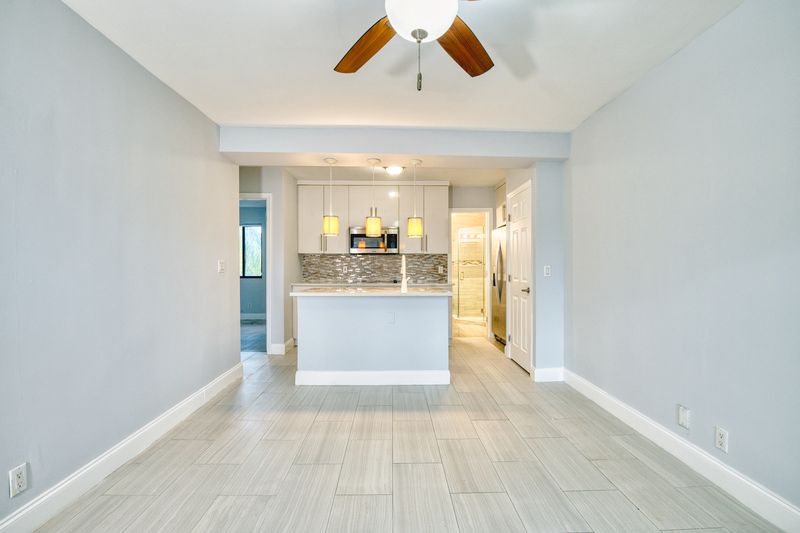 Interior photo 1 of 10, 912–918 NE 15th Ave