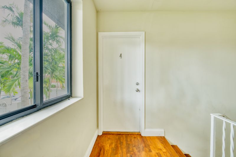 Interior photo 9 of 10, 912–918 NE 15th Ave